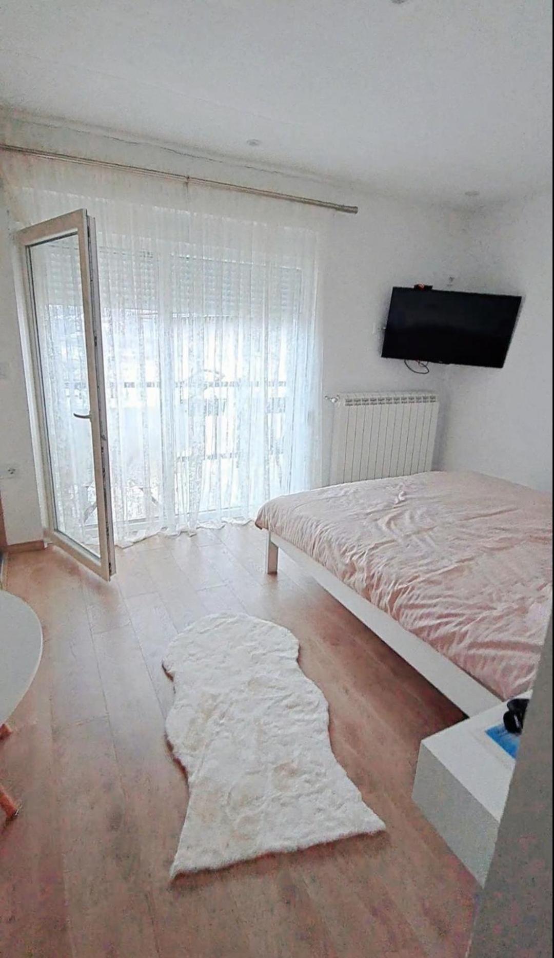 Rooms Lida & Friendly Home Плав Екстериор снимка