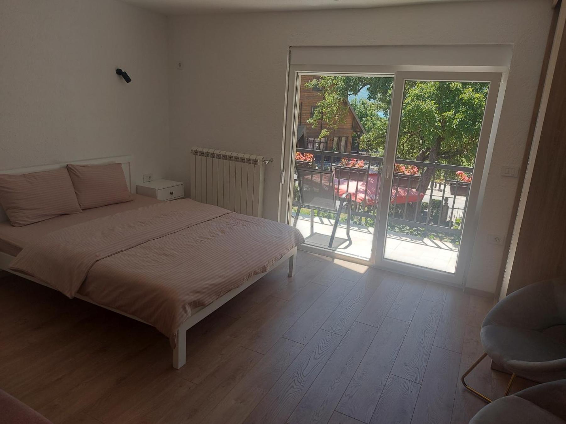 Rooms Lida & Friendly Home Плав Екстериор снимка